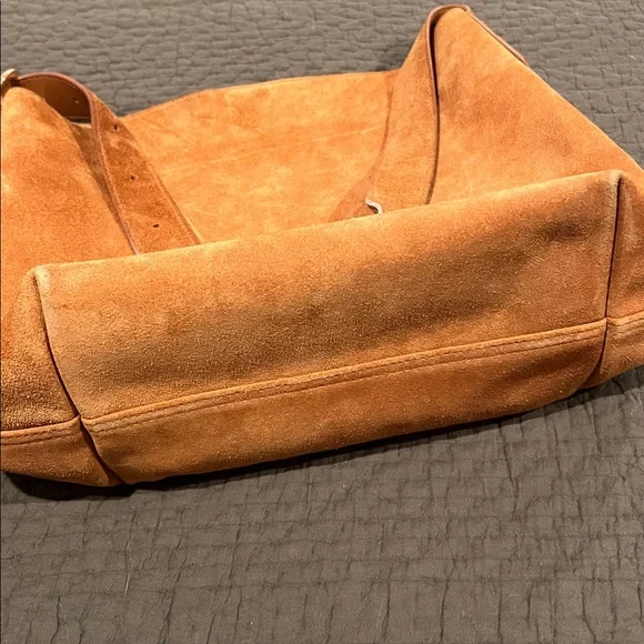 Madewell - The essential bucket tote in suede - dark caramel - Picture 2 of 6